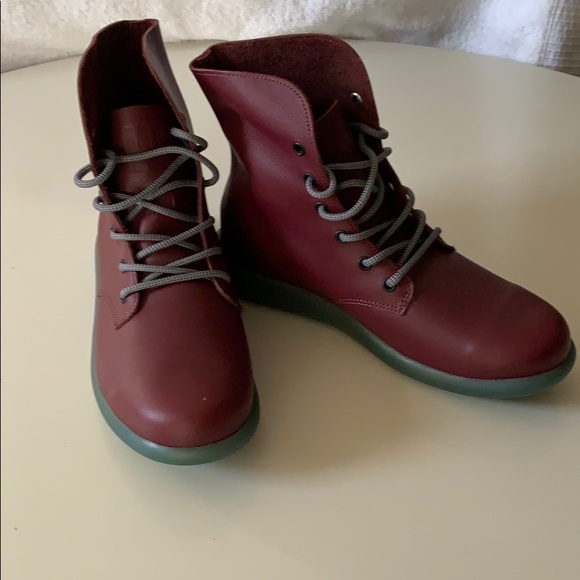 WORD Boots 🥾 really softly and comfortable. - Picture 2 of 3